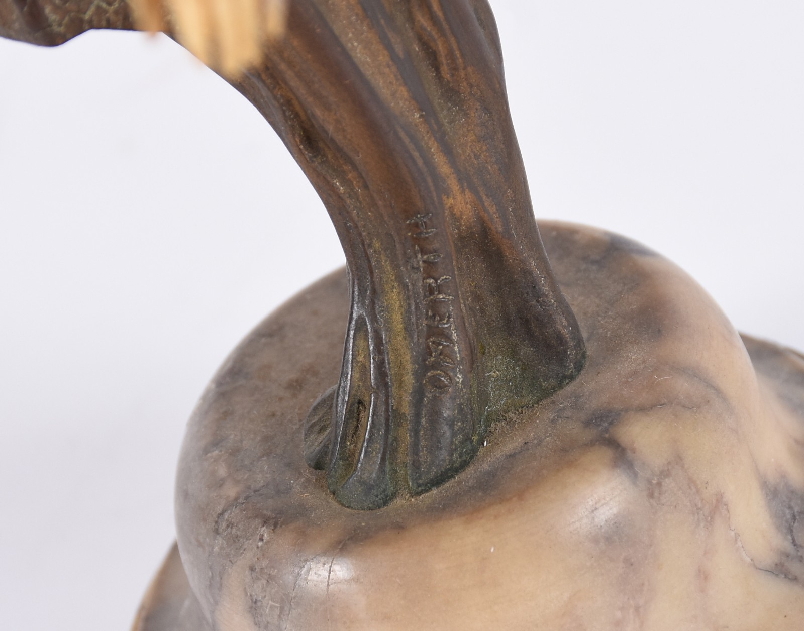 Escultura de bronze e marfim, representando dançarina. Assinado... - foto 5 de 5