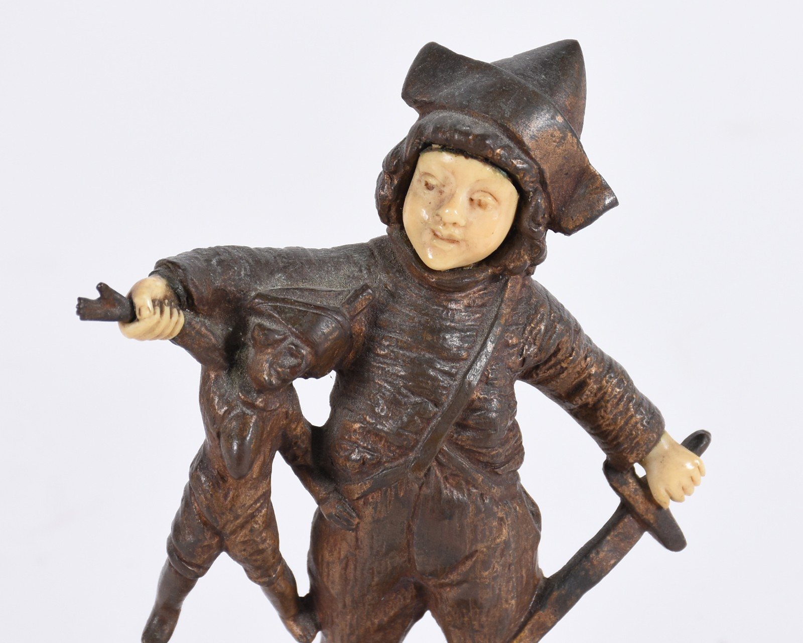 Escultura de Bronze e marfim representando menino com boneco e... - foto 2 de 5