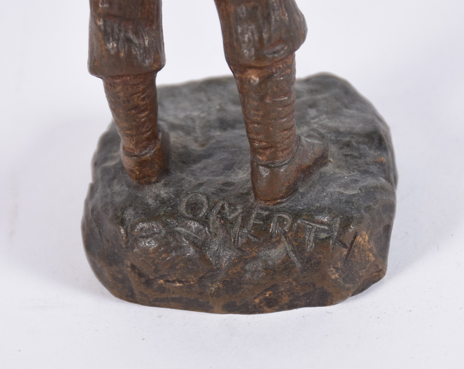 Escultura de Bronze e marfim representando menino com boneco e... - foto 4 de 5