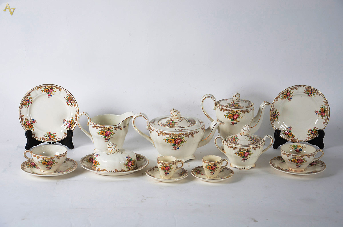 Serviço de chá e café em faiança inglesa ROYAL PETAL, com: 8 xícaras...