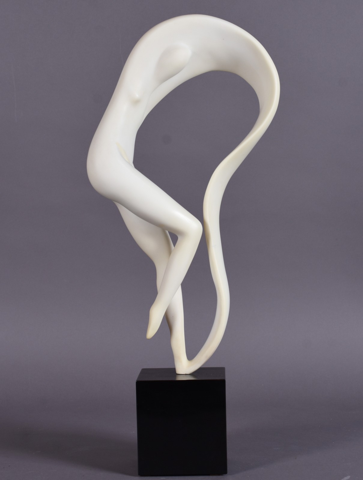 Escultura de resina representando figura feminina estilizada. - foto 1 de 7