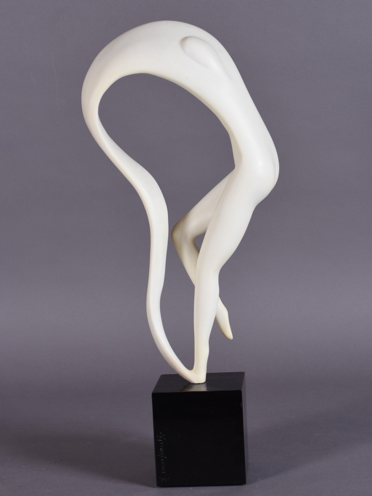 Escultura de resina representando figura feminina estilizada. - foto 2 de 7
