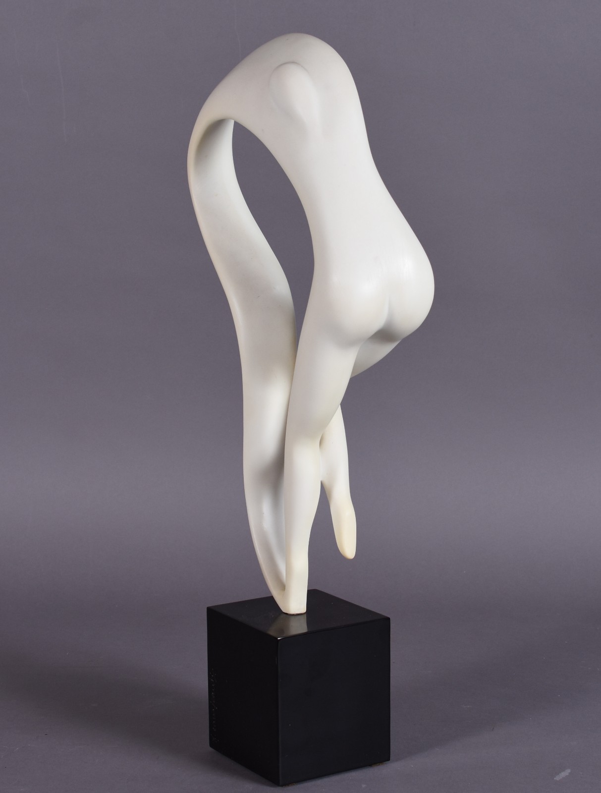 Escultura de resina representando figura feminina estilizada. - foto 3 de 7