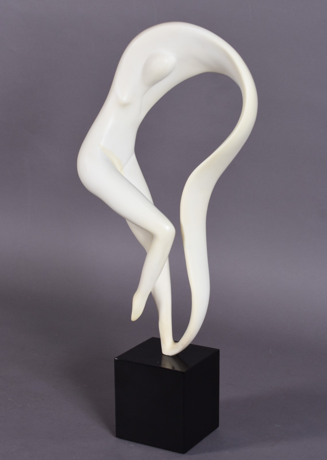Escultura de resina representando figura feminina estilizada. - foto 4 de 7