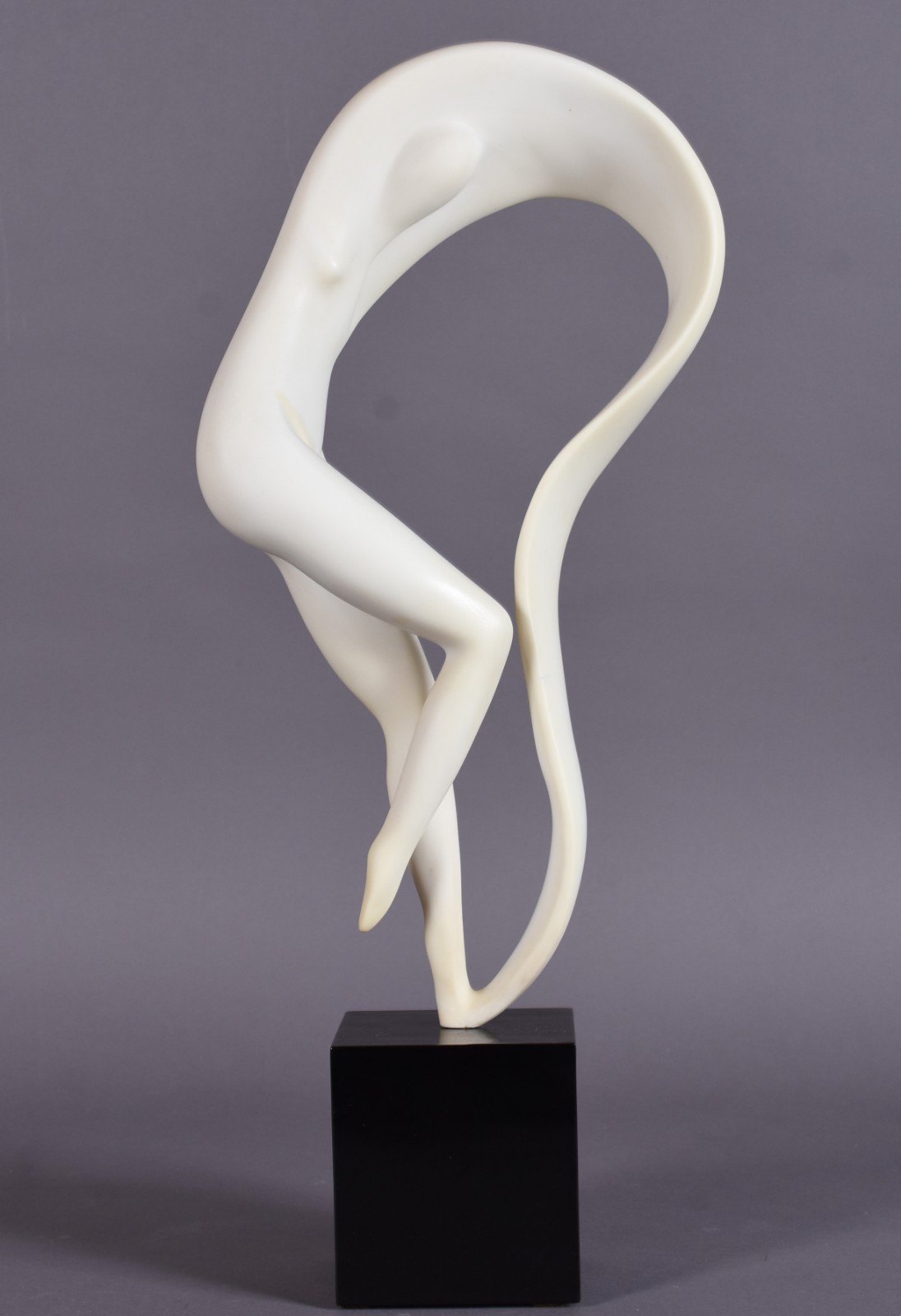 Escultura de resina representando figura feminina estilizada. - foto 5 de 7