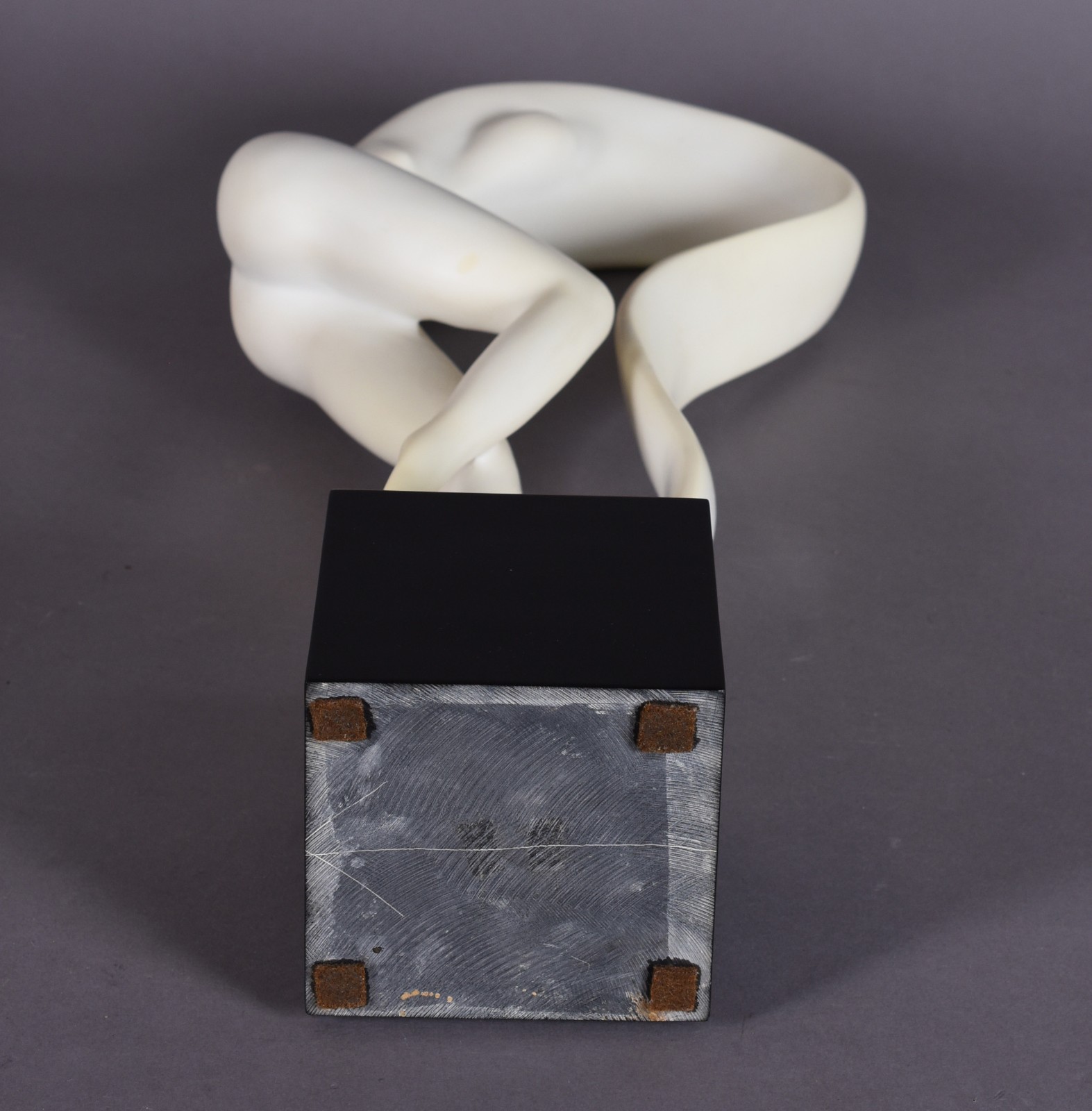 Escultura de resina representando figura feminina estilizada. - foto 7 de 7