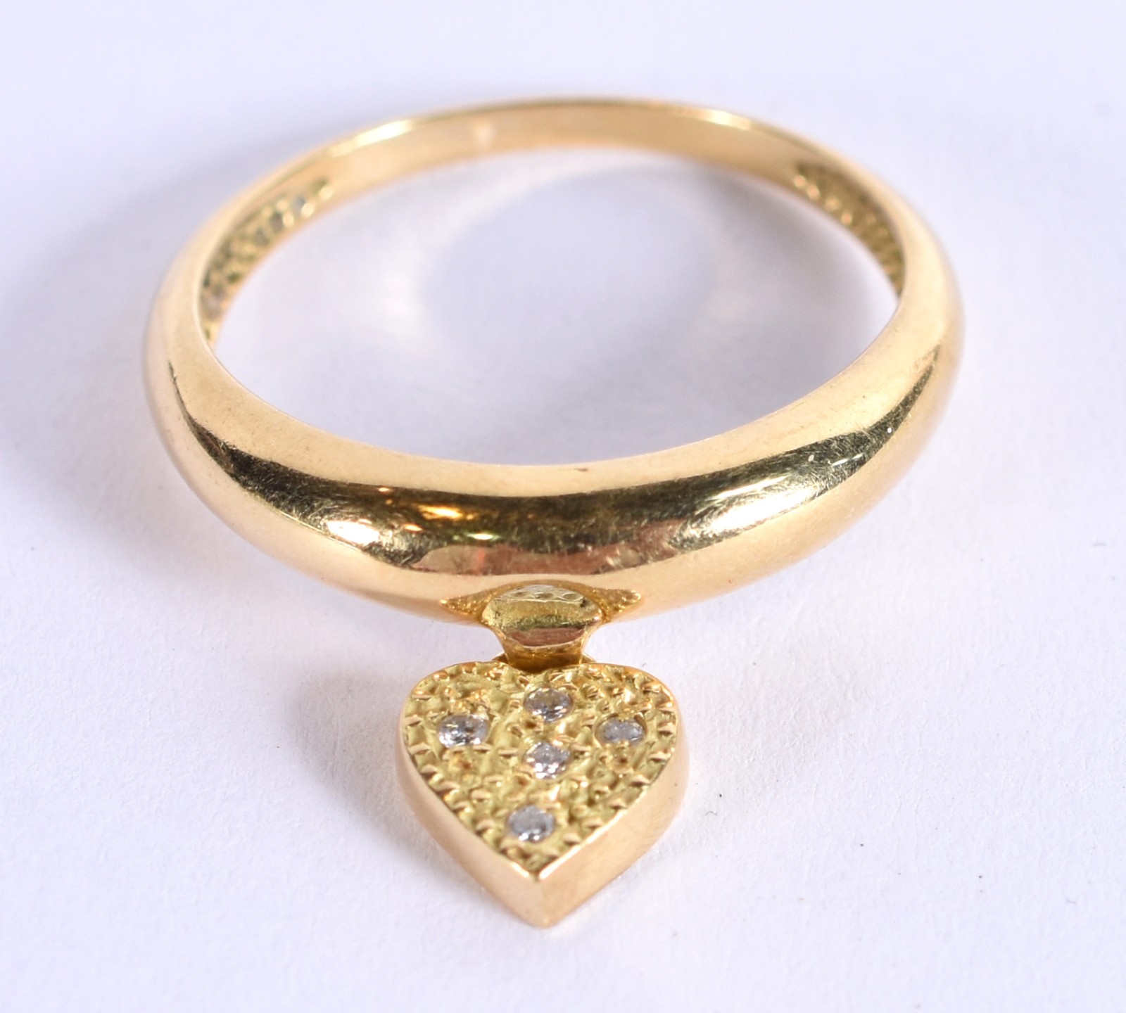 Anel de ouro 18 k, contraste 750 com coração cravejado de brilhantes... - foto 1 de 5