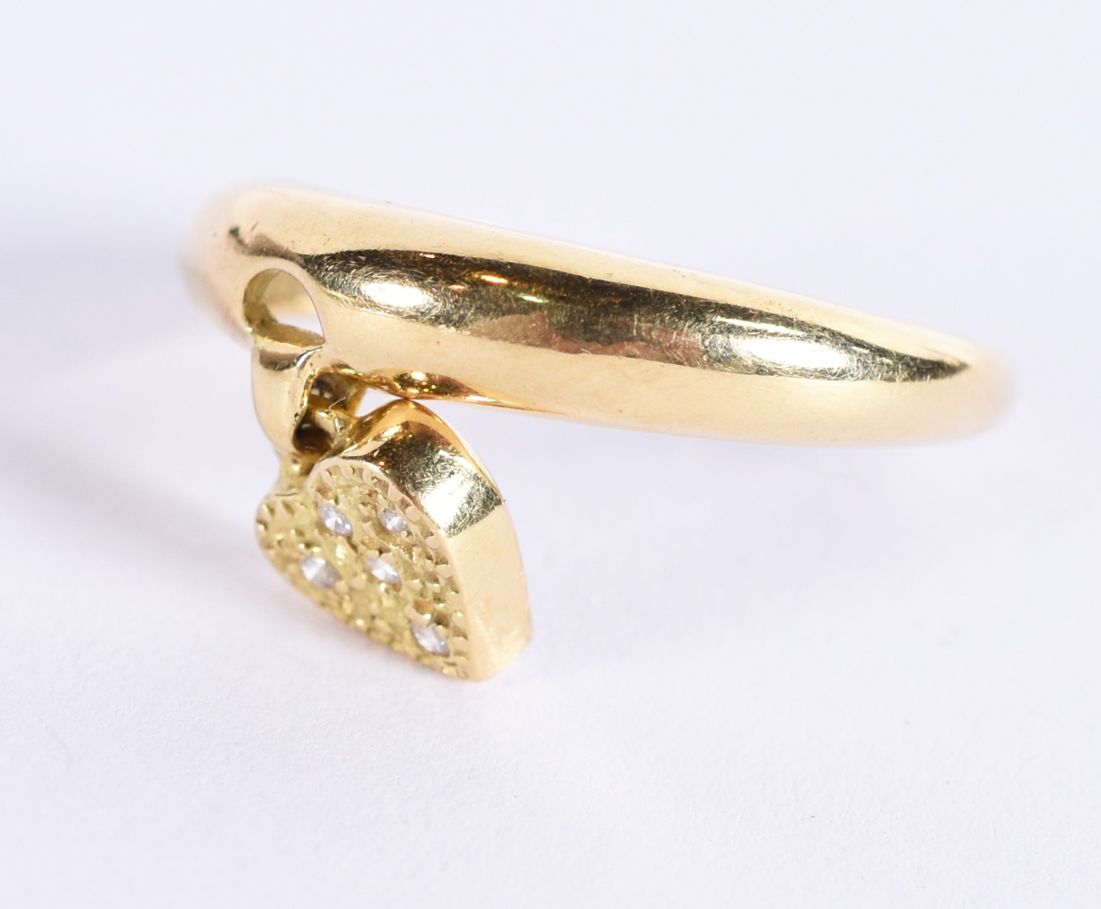 Anel de ouro 18 k, contraste 750 com coração cravejado de brilhantes... - foto 2 de 5
