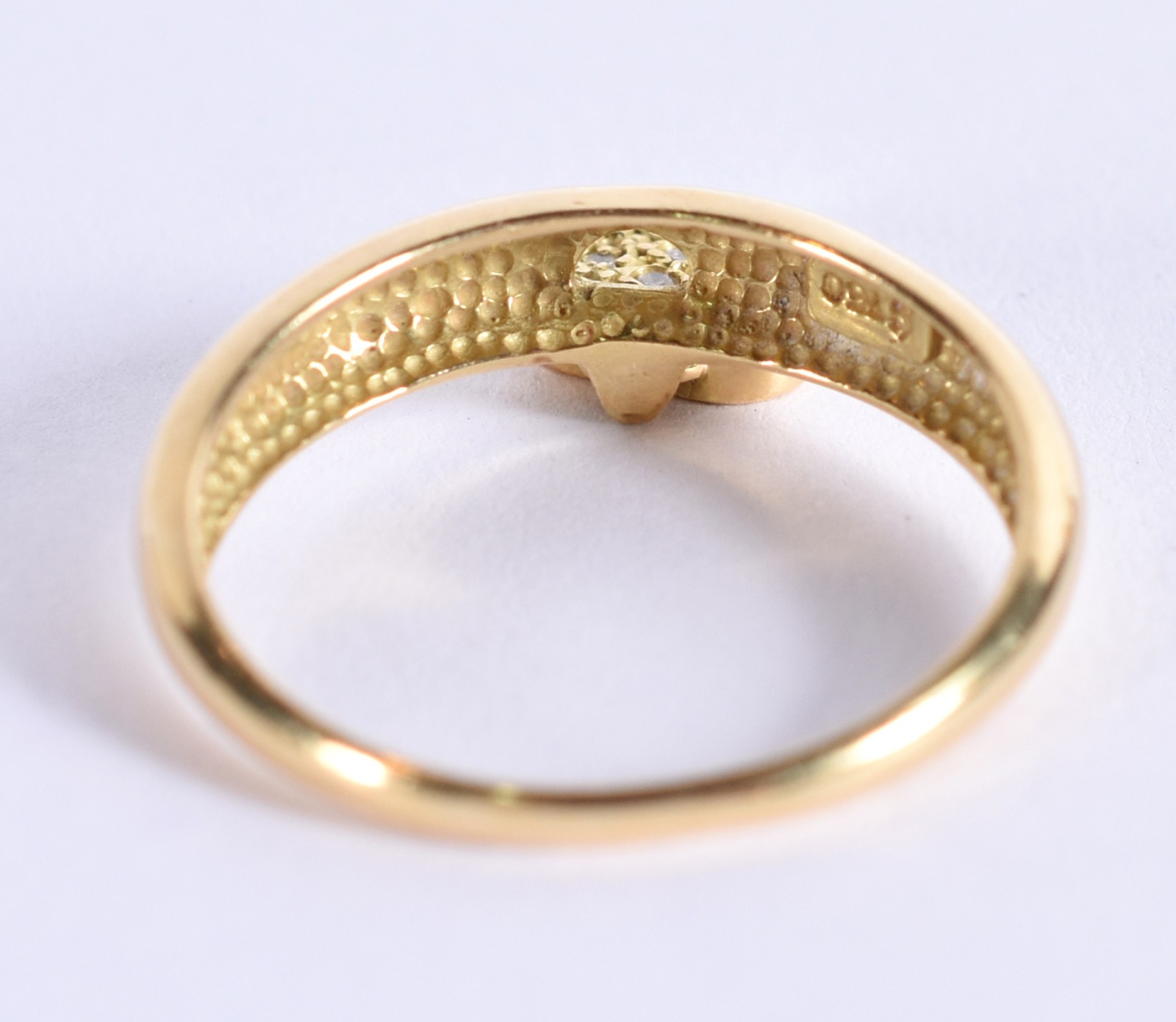 Anel de ouro 18 k, contraste 750 com coração cravejado de brilhantes... - foto 3 de 5