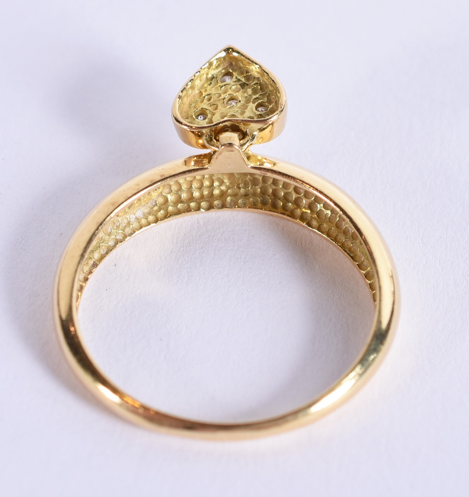 Anel de ouro 18 k, contraste 750 com coração cravejado de brilhantes... - foto 4 de 5