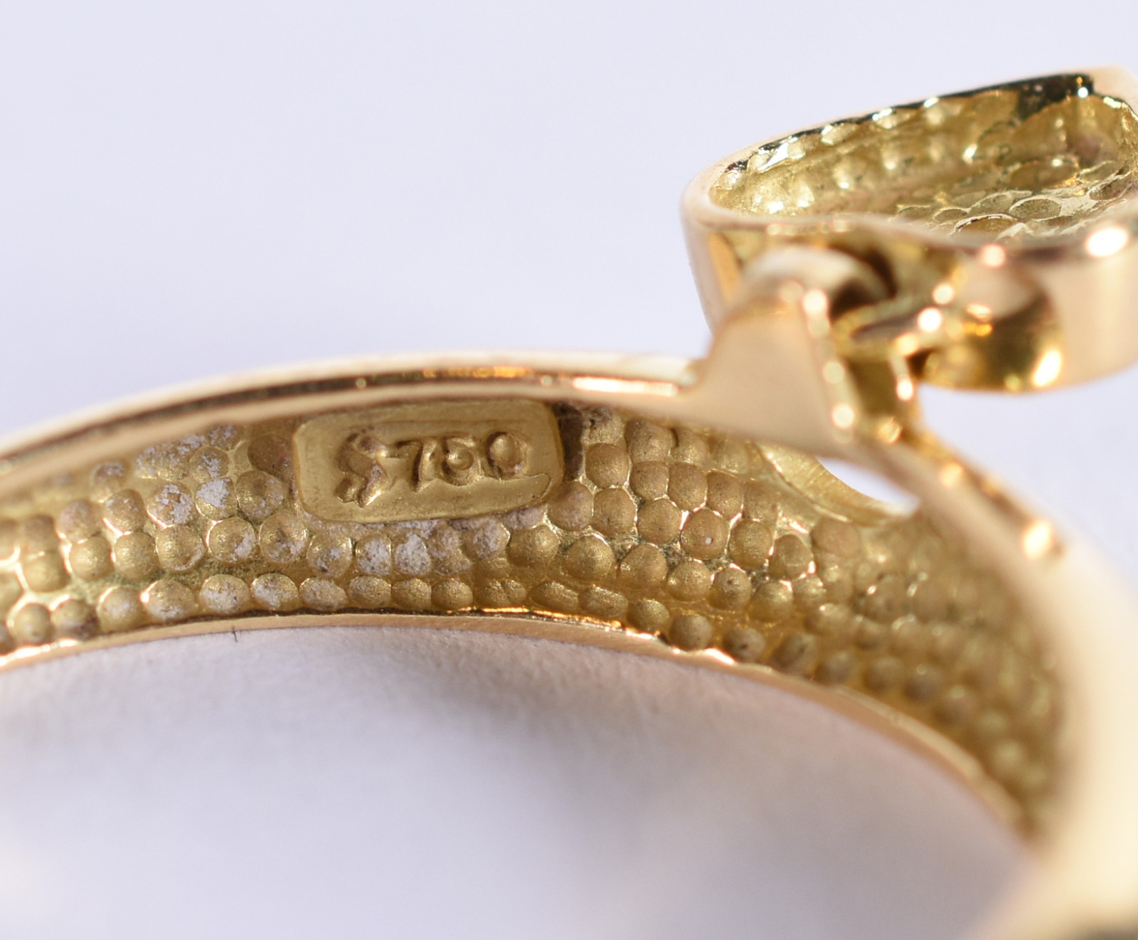 Anel de ouro 18 k, contraste 750 com coração cravejado de brilhantes... - foto 5 de 5