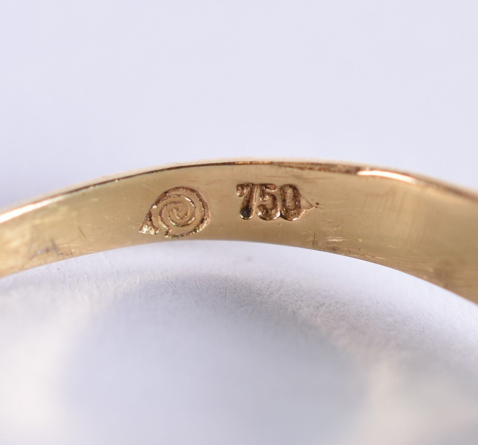 Anel de ouro 18k, contraste 750 com esmeraldas feitio navete, aro 18... - foto 3 de 4