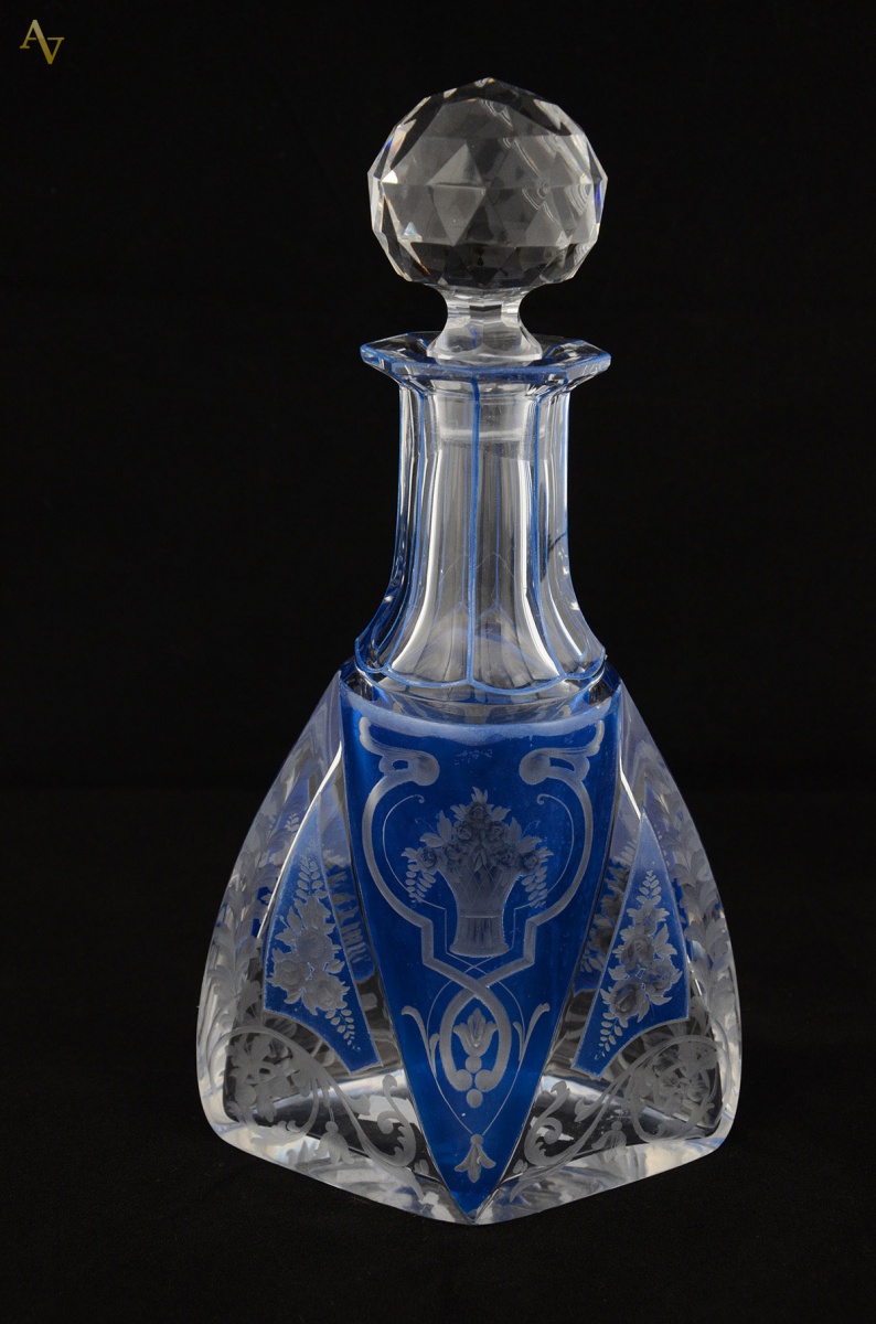 Garrafa em cristal da Bohemia, formato triangular, decorada com...