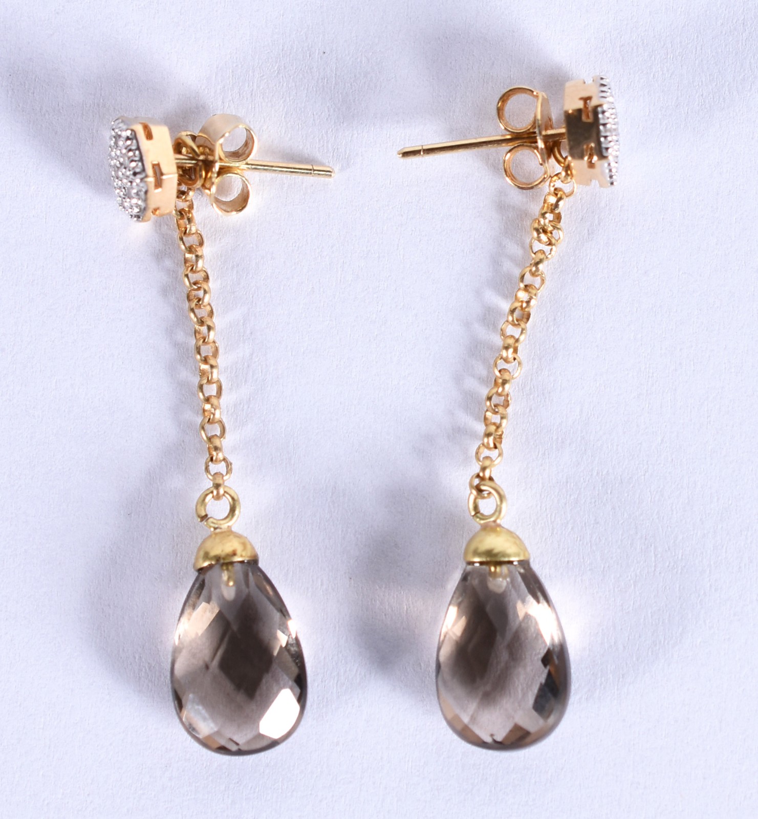 Brinco de ouro 18k co base sextavada cravejada de brilhantes (Por... - foto 2 de 3