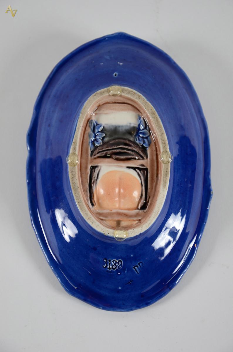 Pequeno prato oval de faiança alemã, moldado e policromado com figura... - foto 2 de 4