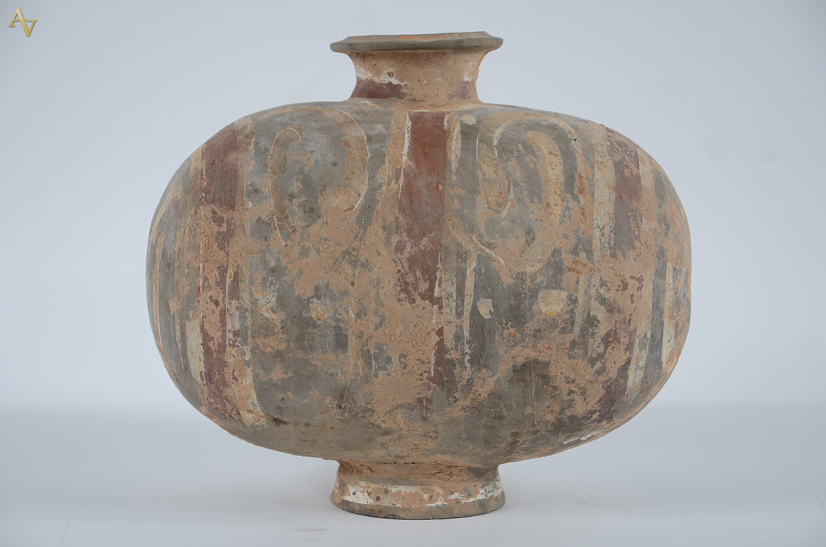 Vaso Chinês Cocoon - Cerâmica negra no formato de casulo, decorado c/...