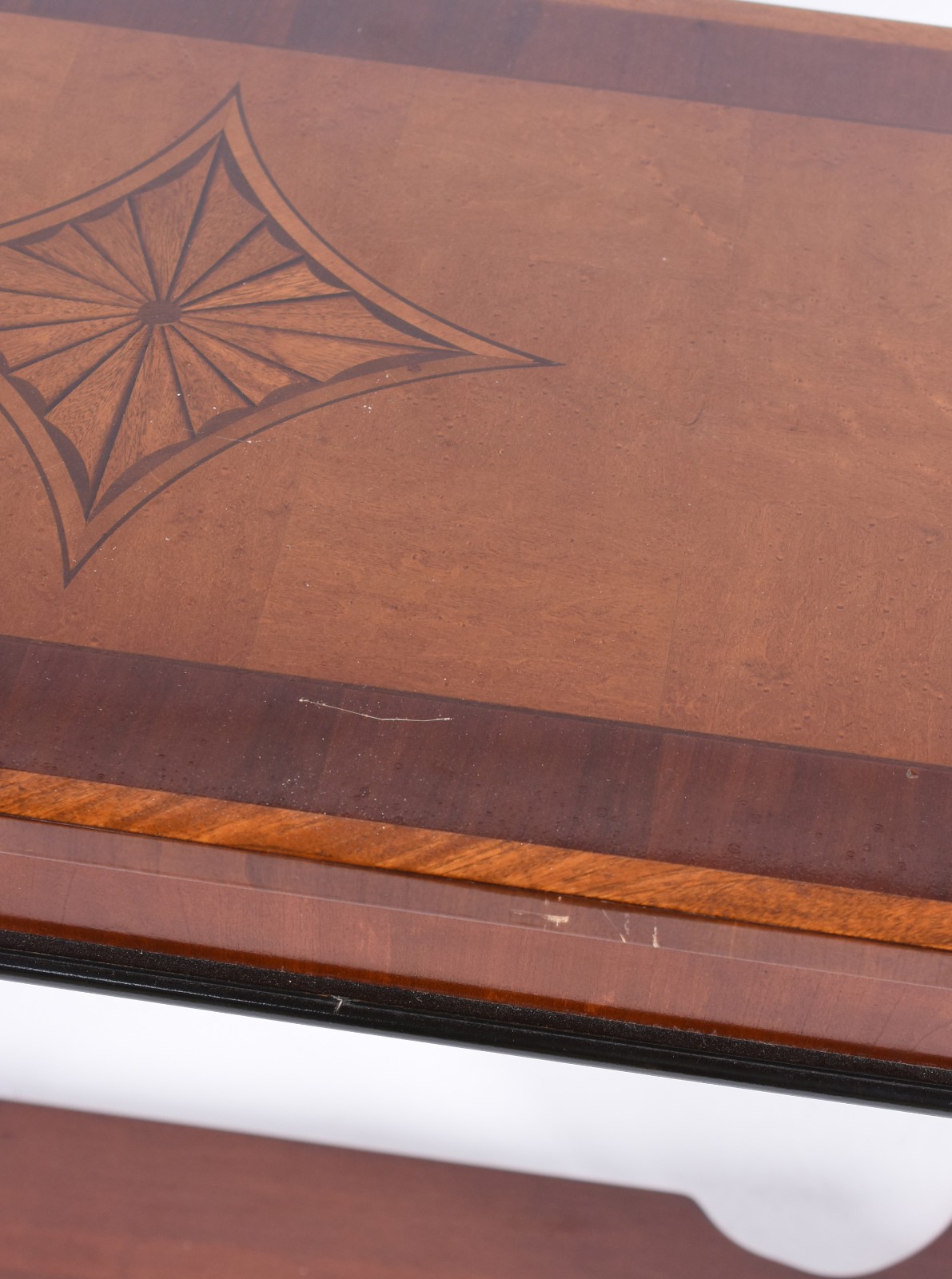 Aparador feitio oval de madeira nobre, tampo com trabalho em... - foto 5 de 6
