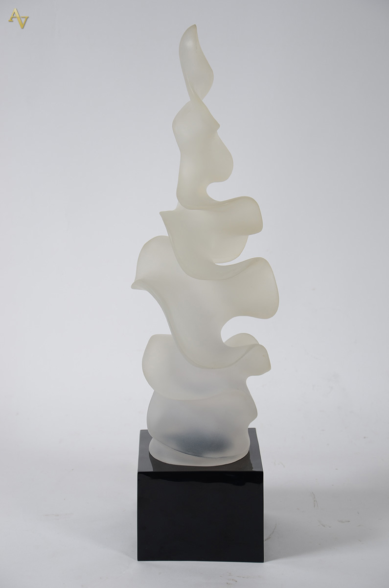 TATIANA MENDONÇA - Sem título. Escultura em resina. Alt. 65 cm - foto 1 de 2