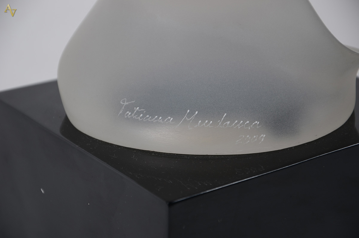 TATIANA MENDONÇA - Sem título. Escultura em resina. Alt. 65 cm - foto 2 de 2