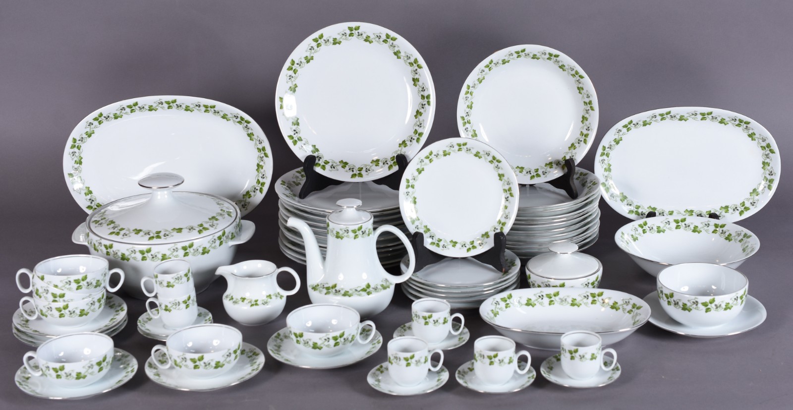 Serviço de jantar, chá e café de porcelana Renner composto de: 12... - foto 1 de 10