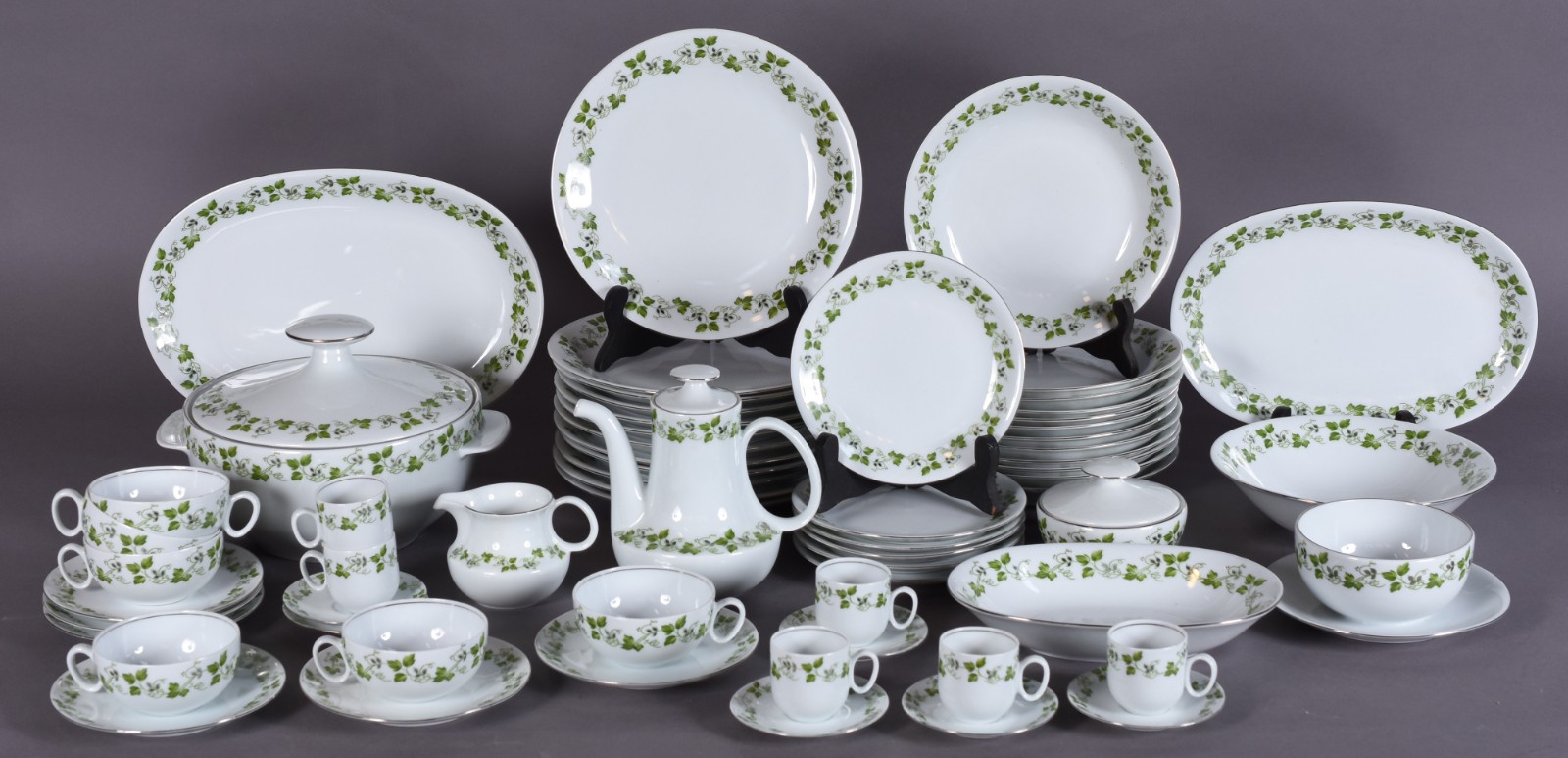 Serviço de jantar, chá e café de porcelana Renner composto de: 12... - foto 2 de 10