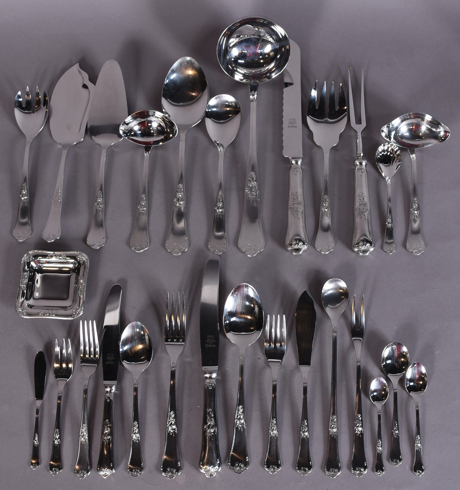 Faqueiro Hercules aço inox composto de: 13 colheres, 19 garfos, 12... - foto 1 de 7