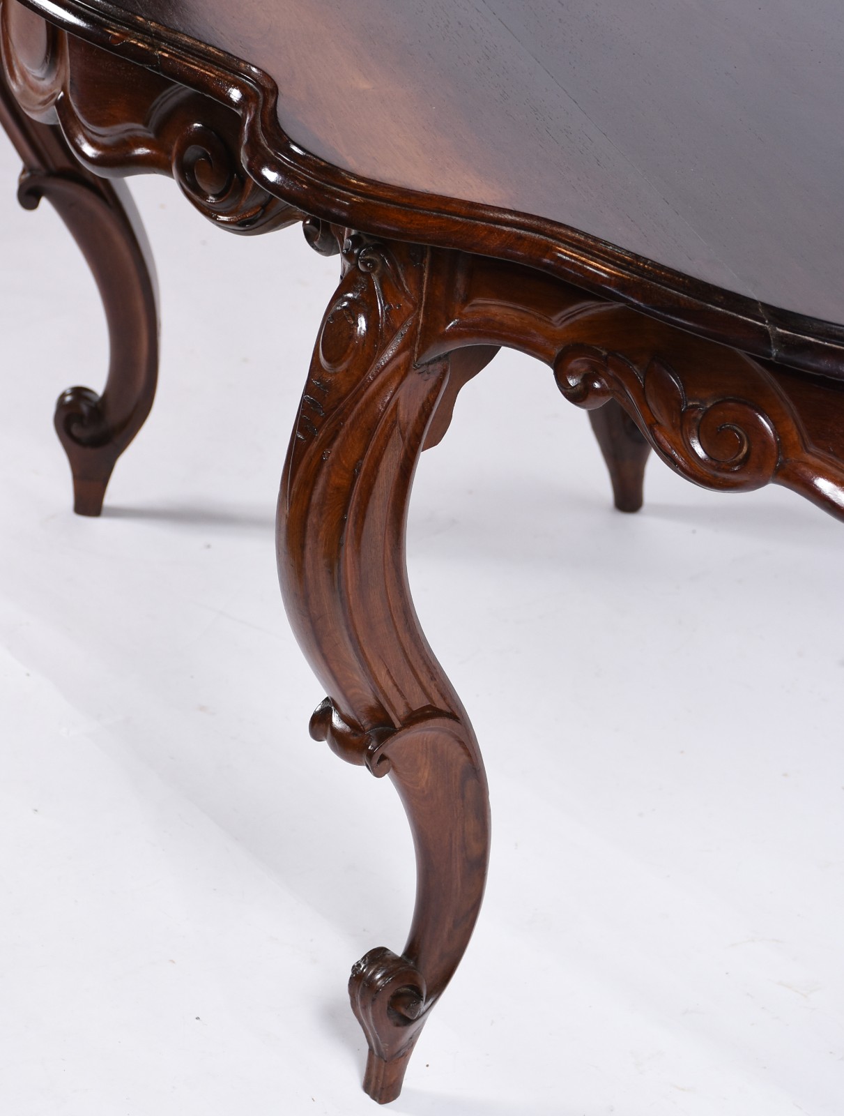 Antiga e importante mesa de apresentação de jacarandá feitio oval... - foto 4 de 4