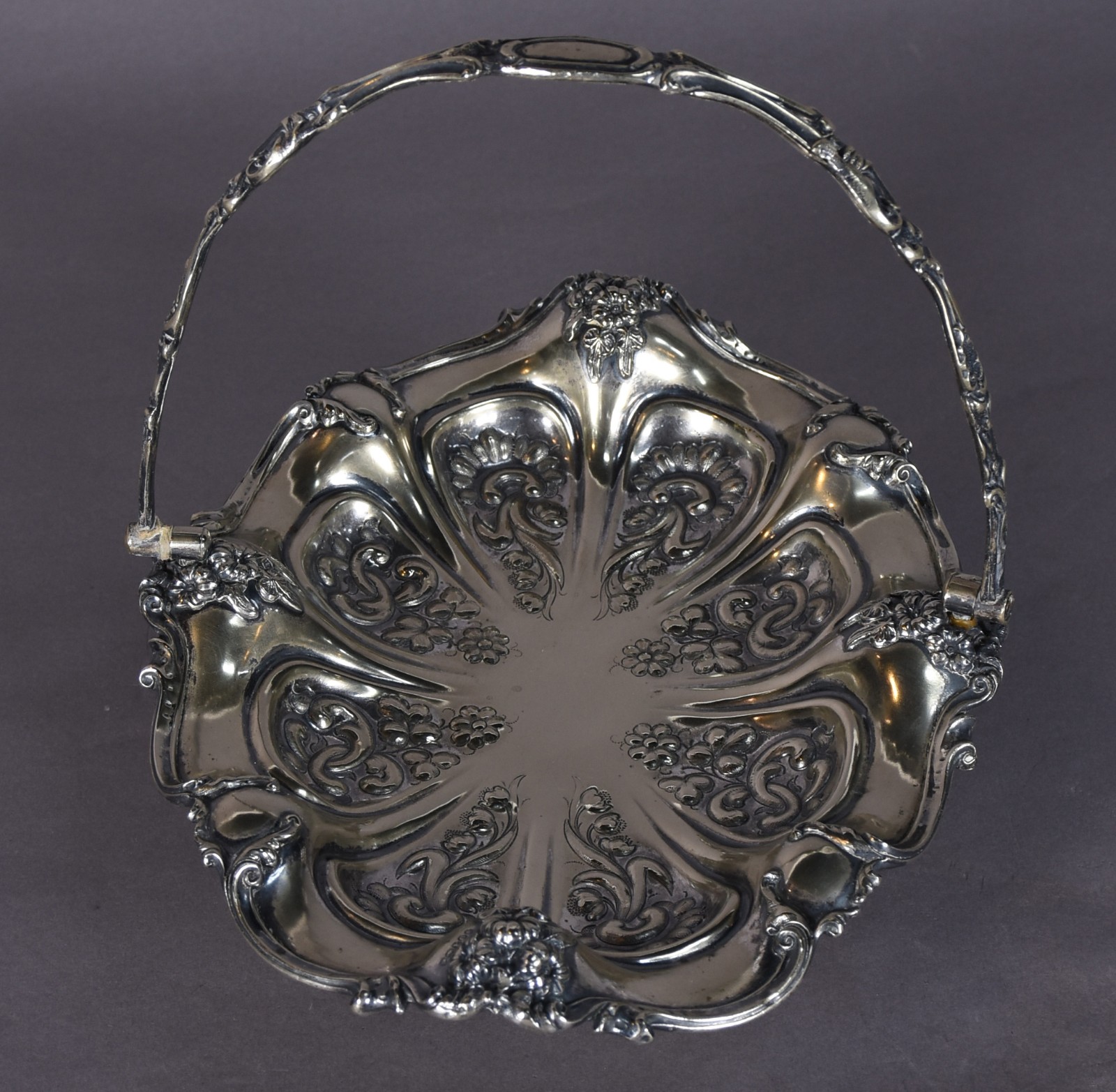 Fruteira com alça de metal prateado trabalhado com flores e... - foto 1 de 8