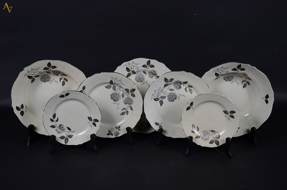 Serviço de jantar em porcelana alemã marca KOENIGSZELT, constando de...