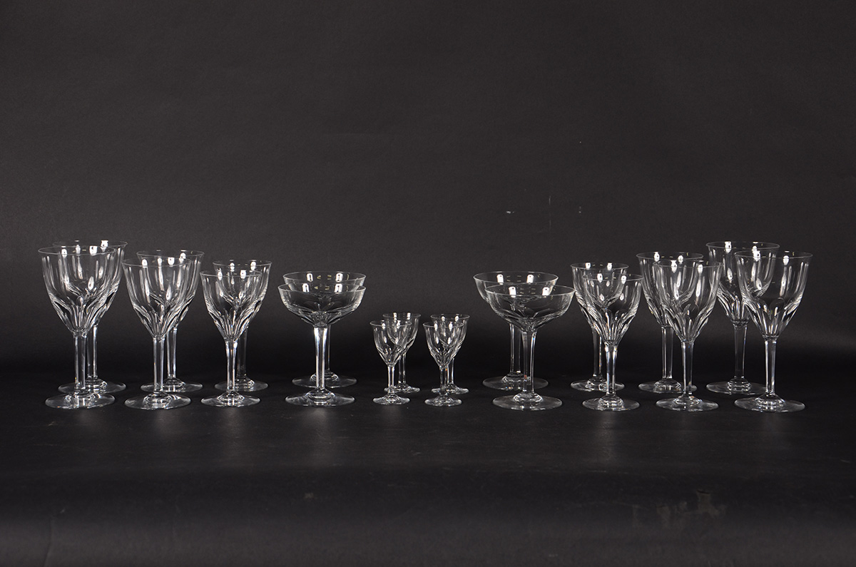 BACCARAT - Serviço de cristal francês facetado, composto de 11 taças...
