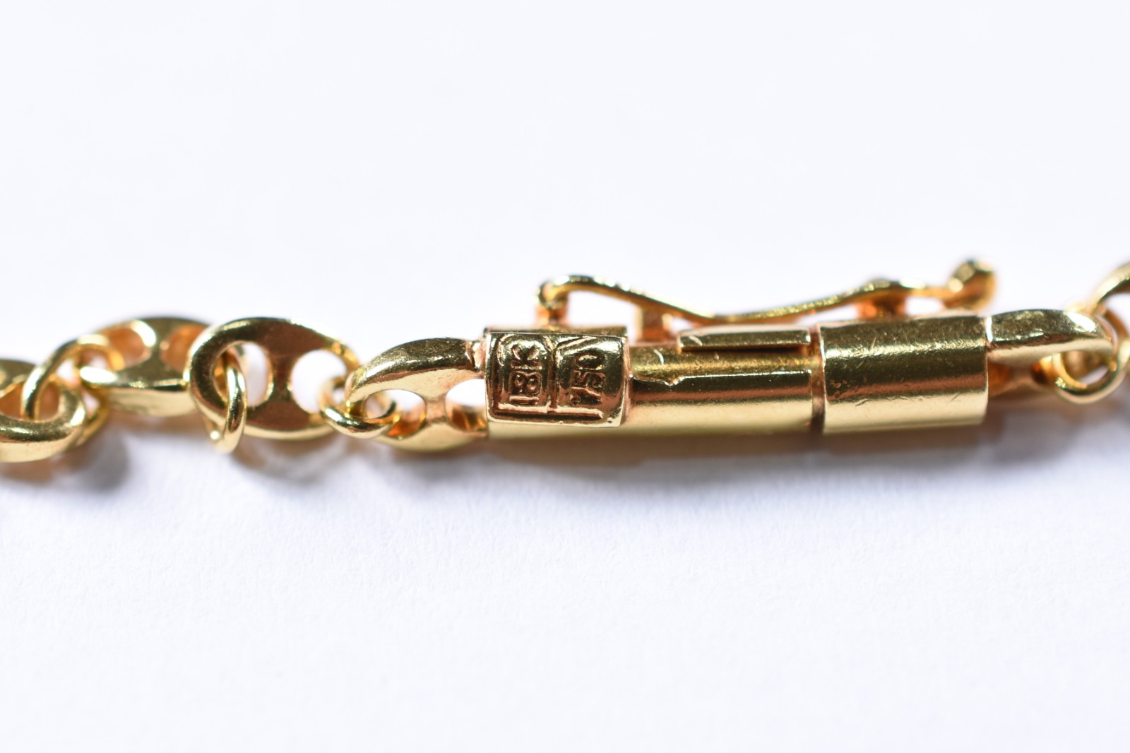Colar de ouro 18 k, contraste 750 feitio "Gucci", um dos elos soltos... - foto 5 de 6
