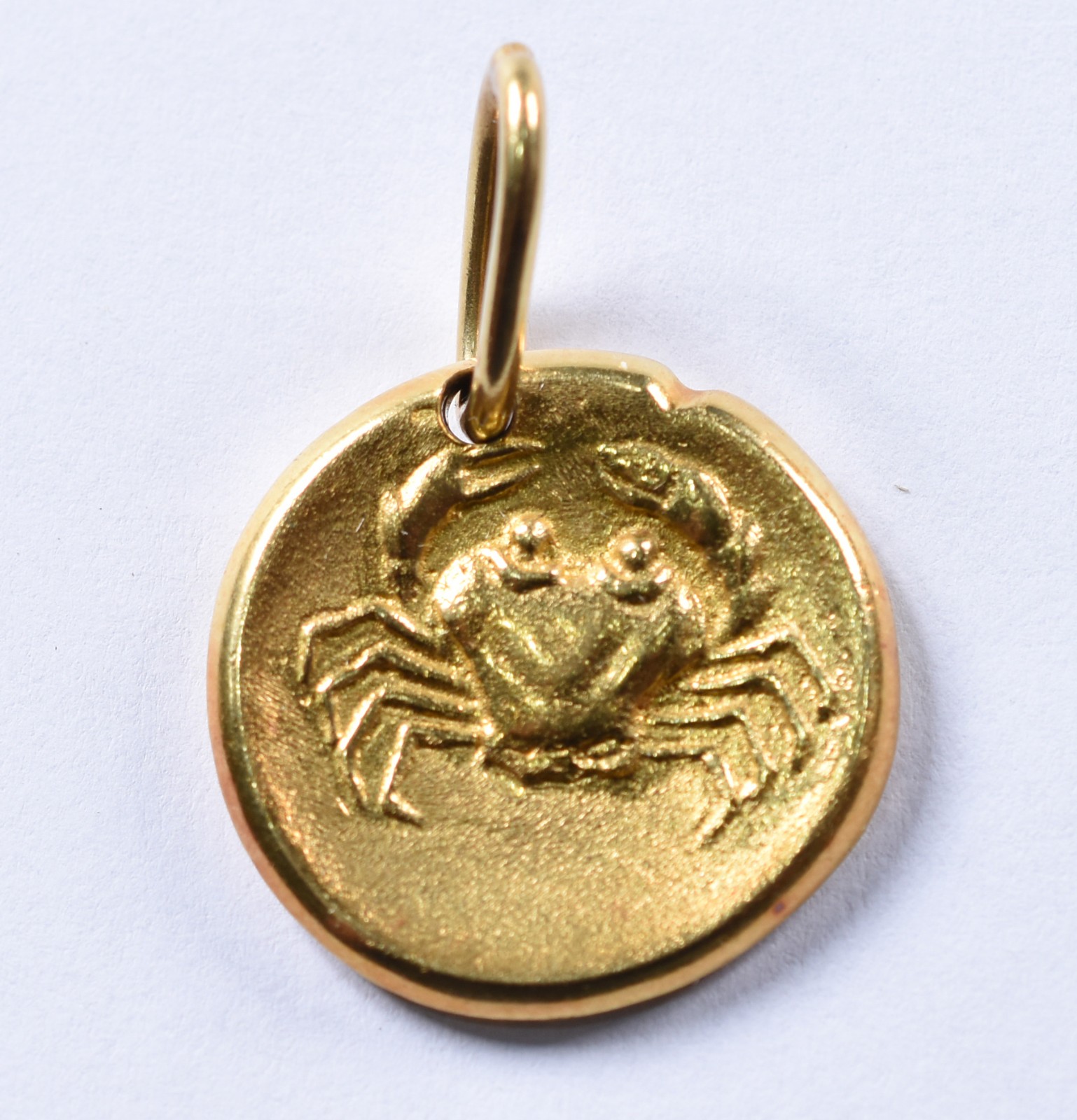Pingente de ouro 18 k com signo de "câncer" (Por motivos de segurança... - foto 1 de 3