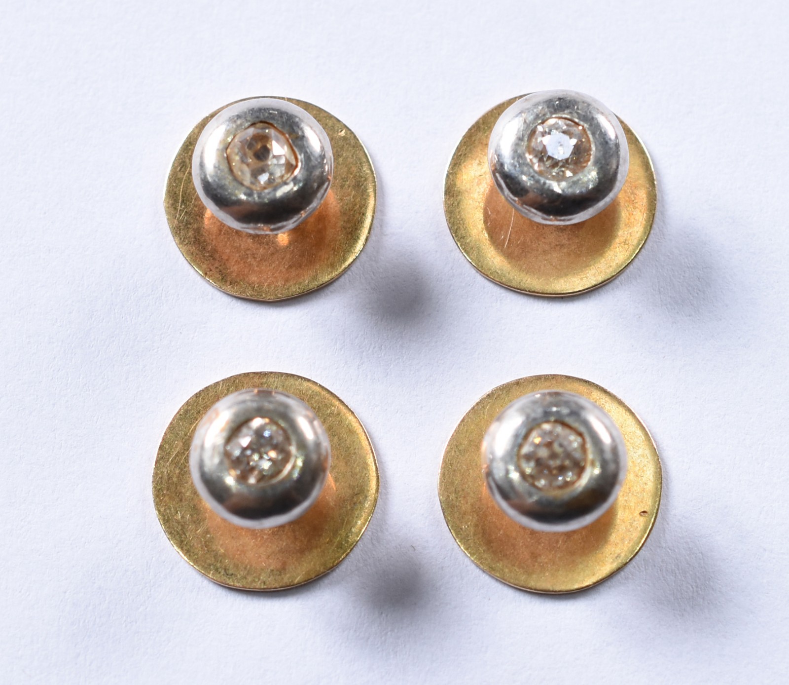 Quatro botões de ouro 18 k com brilhante (Por motivos de segurança a... - foto 1 de 3