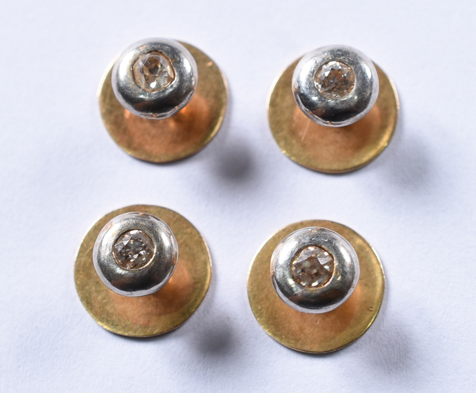 Quatro botões de ouro 18 k com brilhante (Por motivos de segurança a... - foto 2 de 3