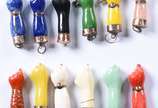 Doze figas diversas com detalhes de prata com v... - Doze figas diversas com detalhes de prata com vermeil.