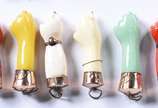 Doze figas diversas com detalhes de prata com v... - Doze figas diversas com detalhes de prata com vermeil.