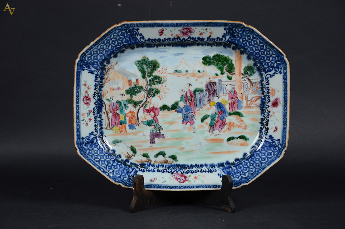 Travessa em porcelana Cia das Índias feitio oitavada. Med. 34 x 27 cm - foto 1 de 2