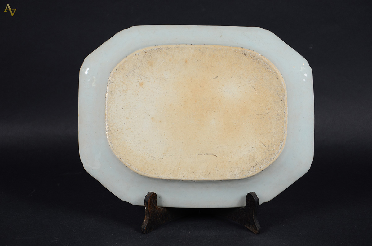 Travessa em porcelana Cia das Índias feitio oitavada. Med. 34 x 27 cm - foto 2 de 2