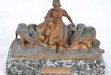 KORSCHANN. Charles  (1872-1943), "Il pleut, il ... - Grupo escultórico de bronze, assinado. Selo da fundição Louchet, Paris. Base de mármore. Desgastes na pátina.