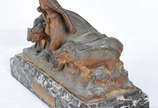 KORSCHANN. Charles  (1872-1943), "Il pleut, il ... - Grupo escultórico de bronze, assinado. Selo da fundição Louchet, Paris. Base de mármore. Desgastes na pátina.
