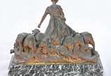 KORSCHANN. Charles  (1872-1943), "Il pleut, il ... - Grupo escultórico de bronze, assinado. Selo da fundição Louchet, Paris. Base de mármore. Desgastes na pátina.