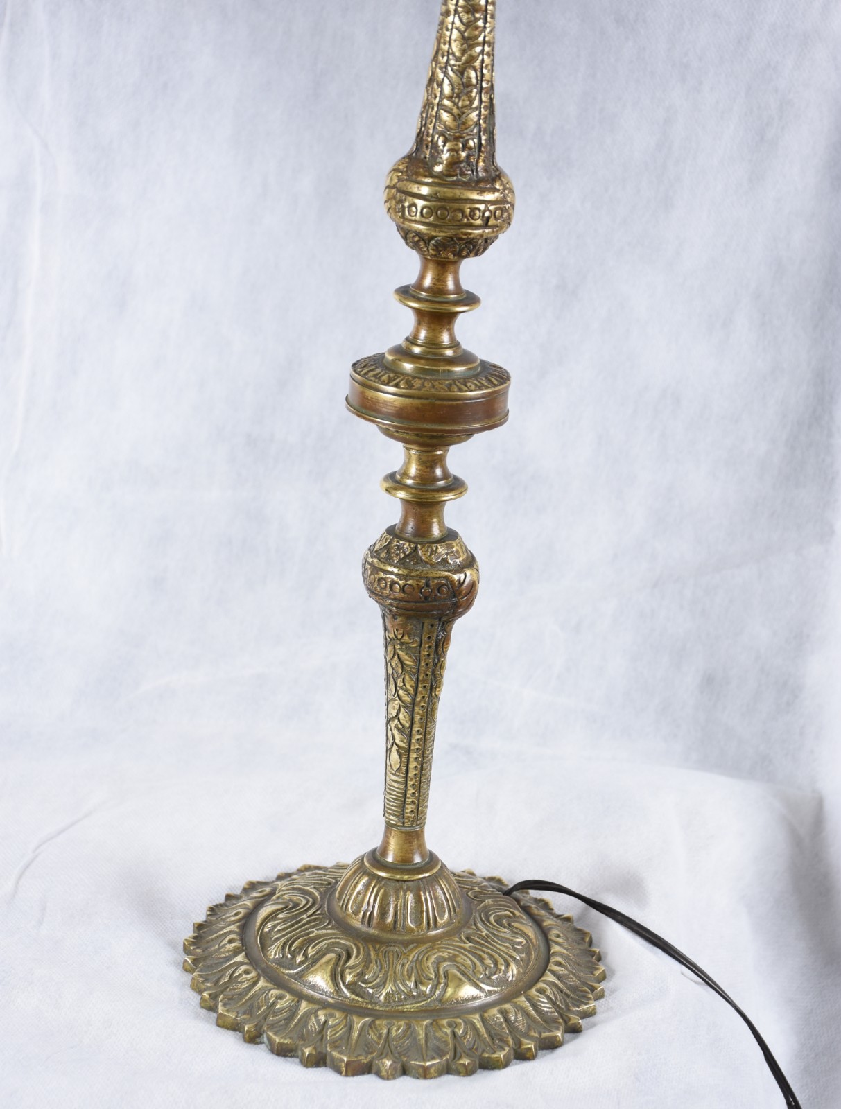Par de abatjoures de metal dourado, cúpulas de tecido. - foto 3 de 4