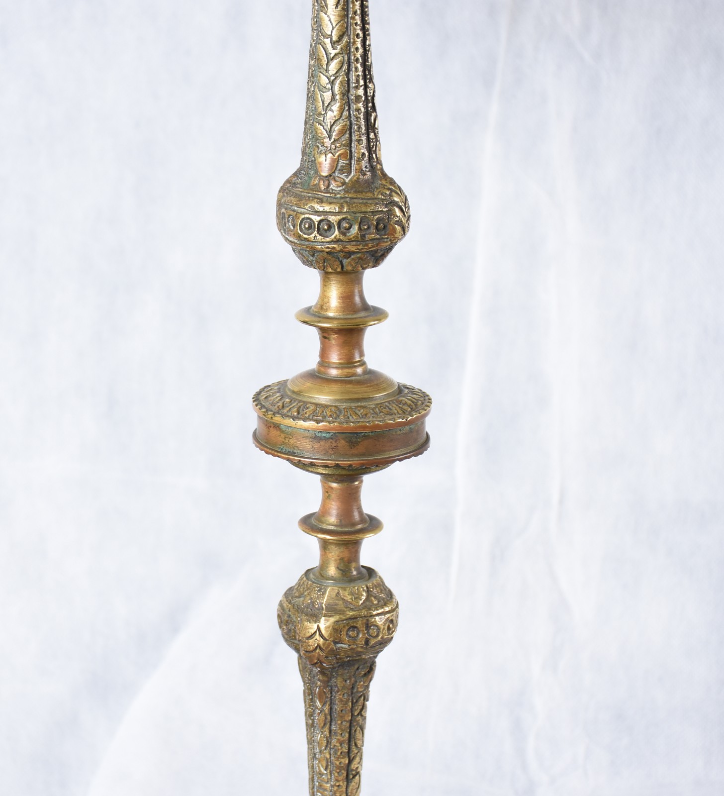Par de abatjoures de metal dourado, cúpulas de tecido. - foto 4 de 4