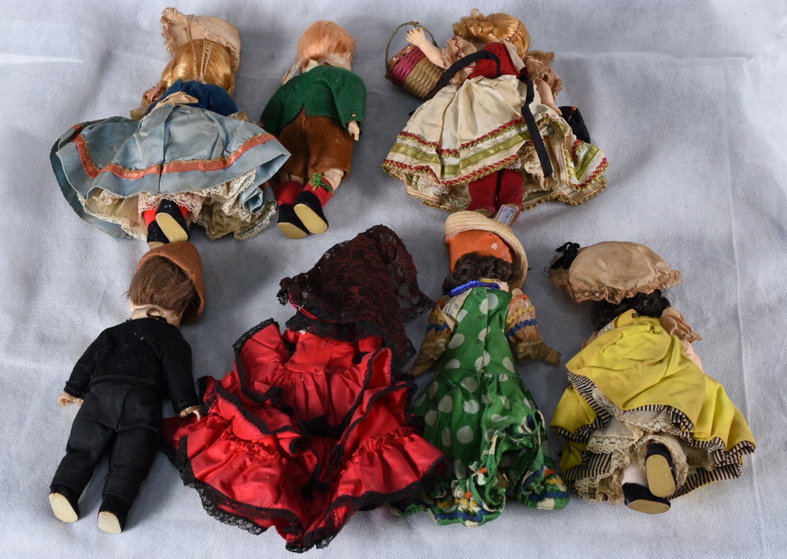 Sete bonecas diversas com detalhes de porcelana. - foto 3 de 6