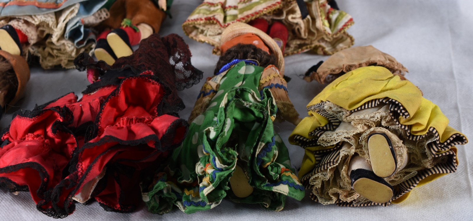 Sete bonecas diversas com detalhes de porcelana. - foto 4 de 6