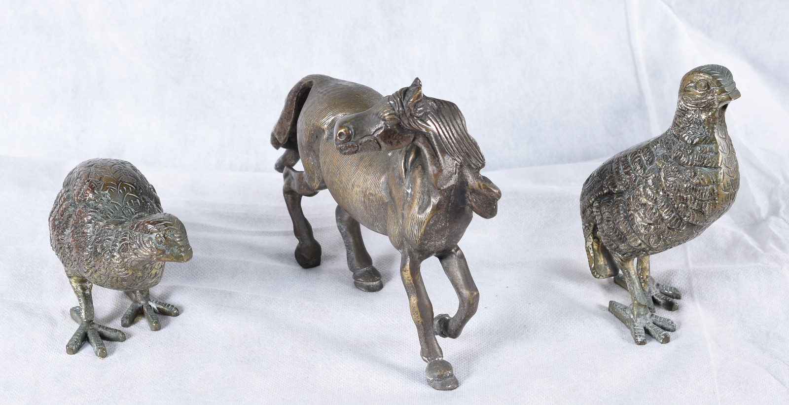 Três esculturas de metal, sendo um cavalo e 2 codornas. - foto 2 de 6