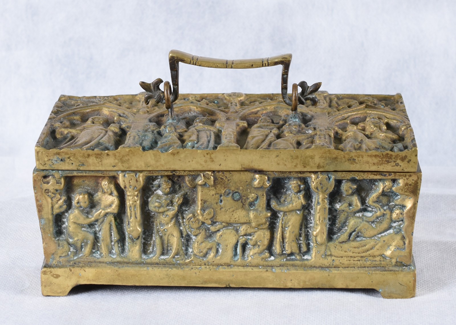 Caixa de bronze trabalhado com figuras em relevo. - foto 1 de 5
