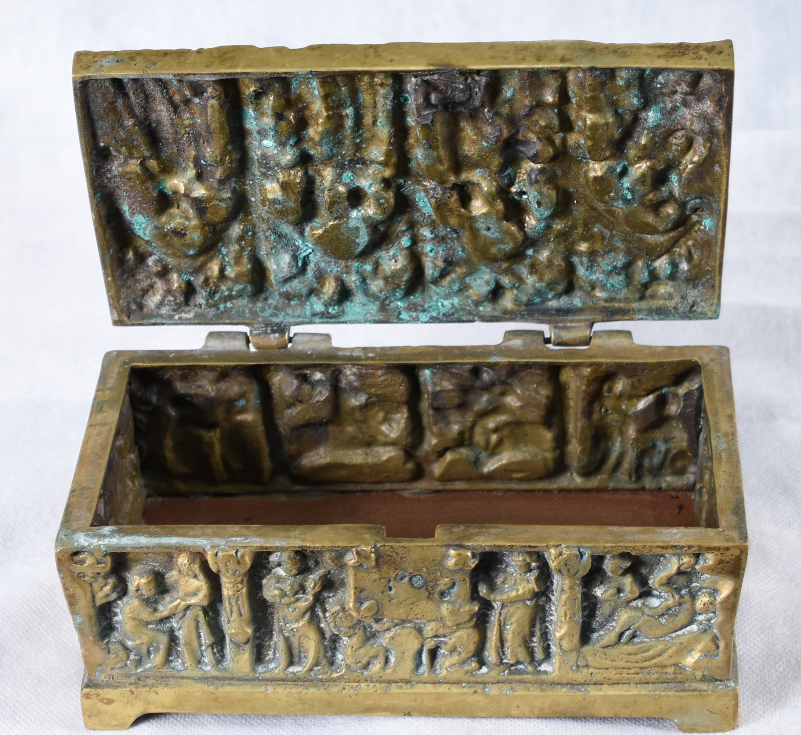Caixa de bronze trabalhado com figuras em relevo. - foto 2 de 5