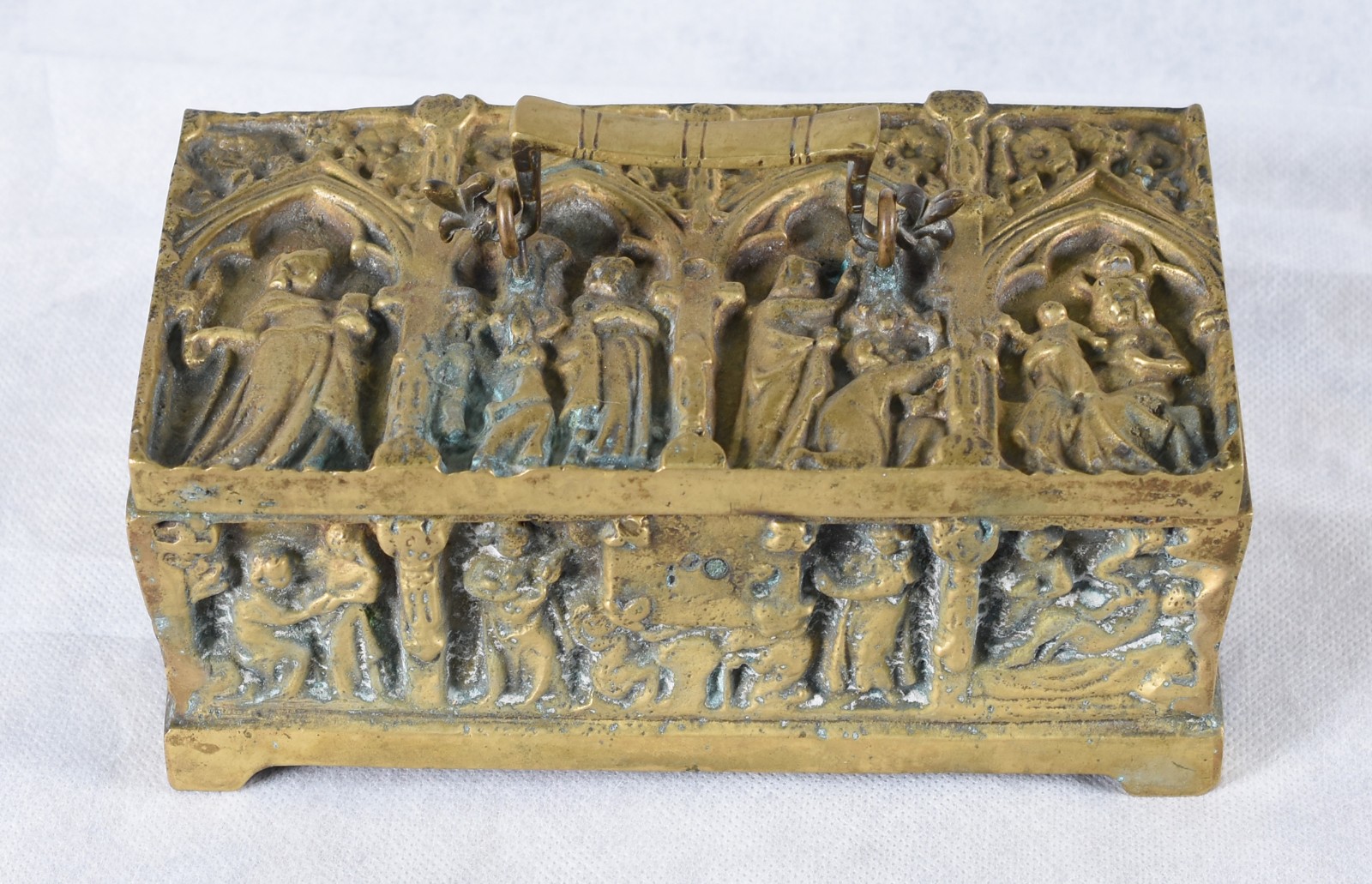 Caixa de bronze trabalhado com figuras em relevo. - foto 3 de 5