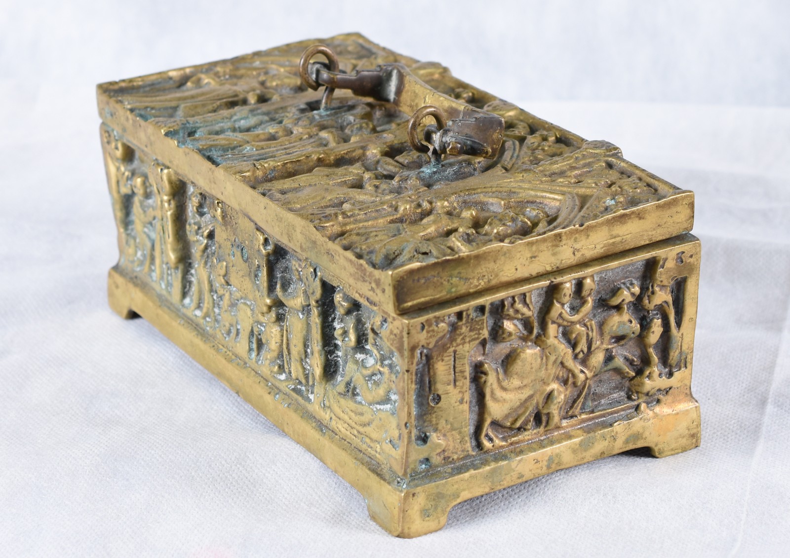 Caixa de bronze trabalhado com figuras em relevo. - foto 4 de 5
